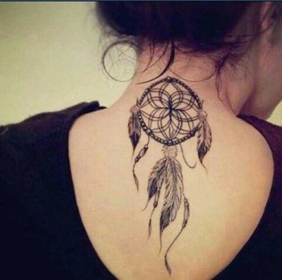  Tatouage attrape rêve sur la nuque et le haut du dos